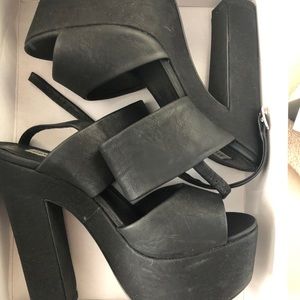 Steve Madden black wellthy platform heels size 8.5